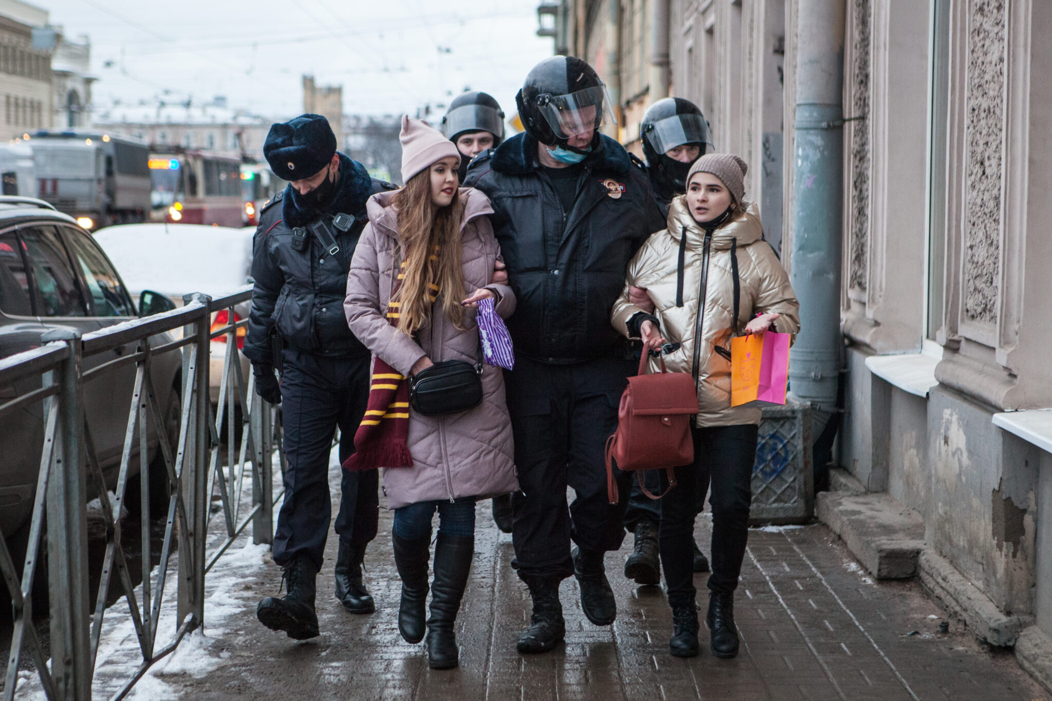 Дадут ли к новому. Стыд на улице. Митинг фото. Фотографии задержанных на митинге. Новый митинг.