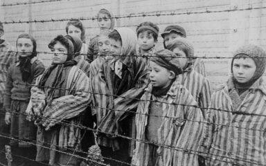 Дети в концлагере во время Второй мировой