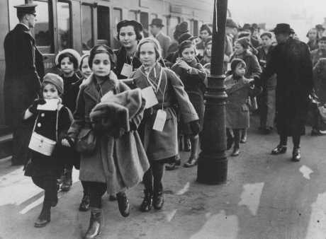 Австрийские дети с бирками на шеях прибыли в Англию «Киндертранспортом»