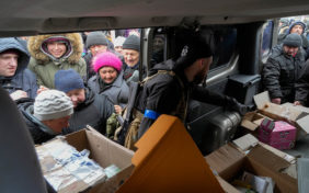 Волонтеры Украина раздача гуманитарной помощи бизнесмены