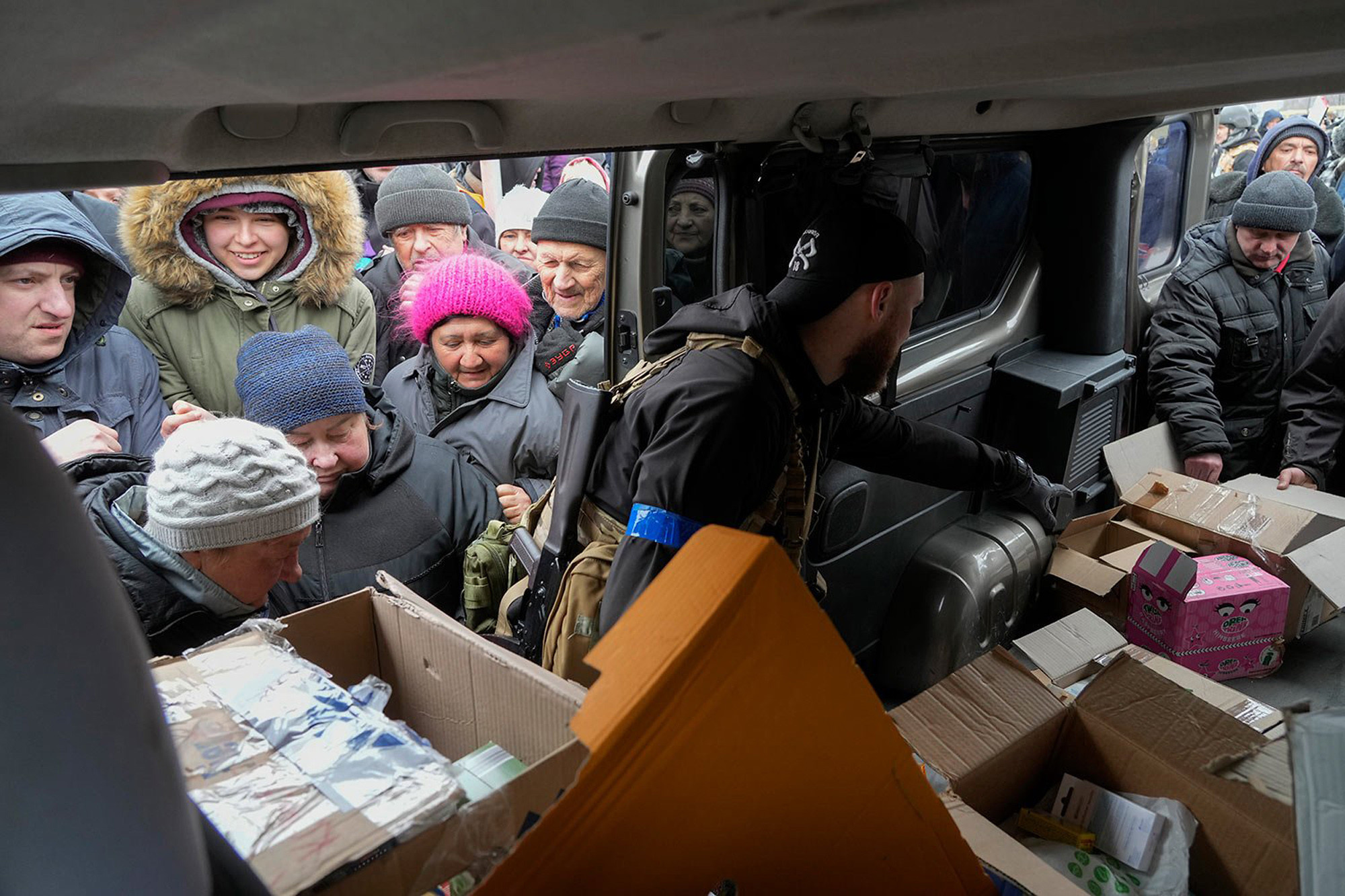 Волонтеры Украина раздача гуманитарной помощи бизнесмены
