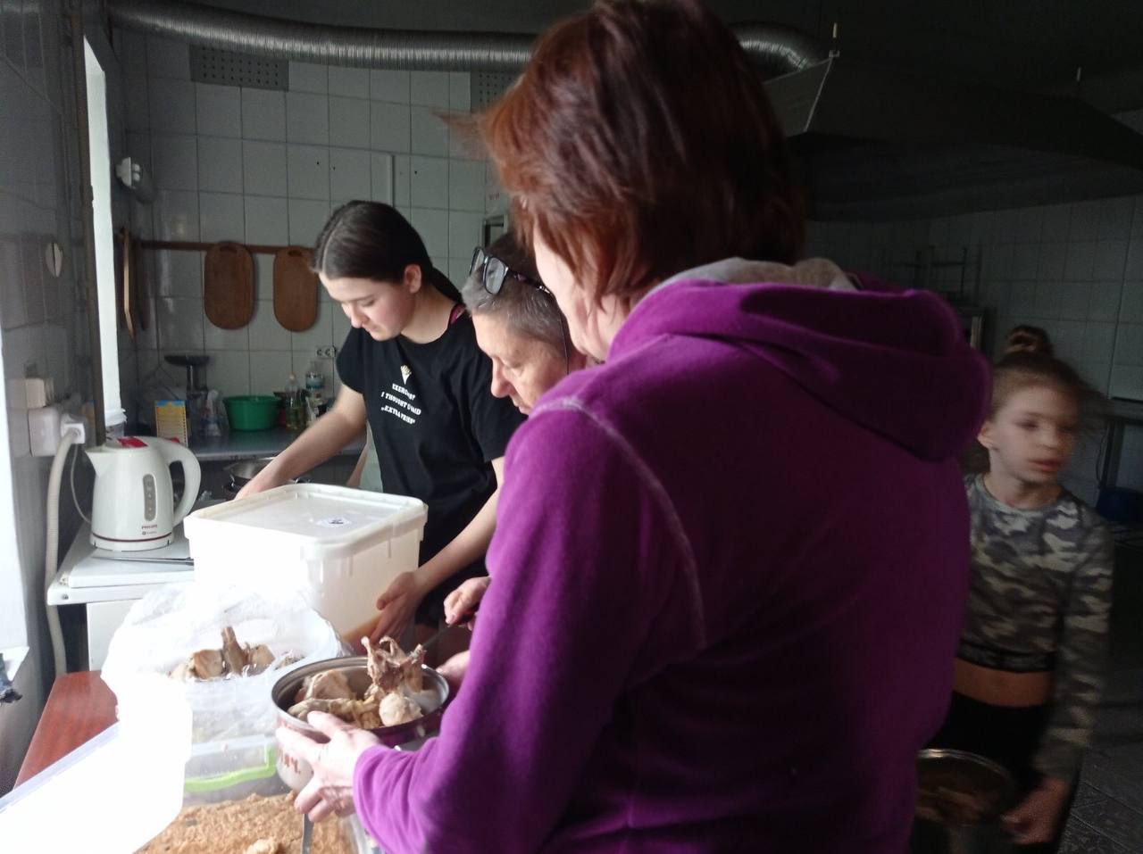 Украина волонтеры раздача еды готовка украинские бизнесмены 