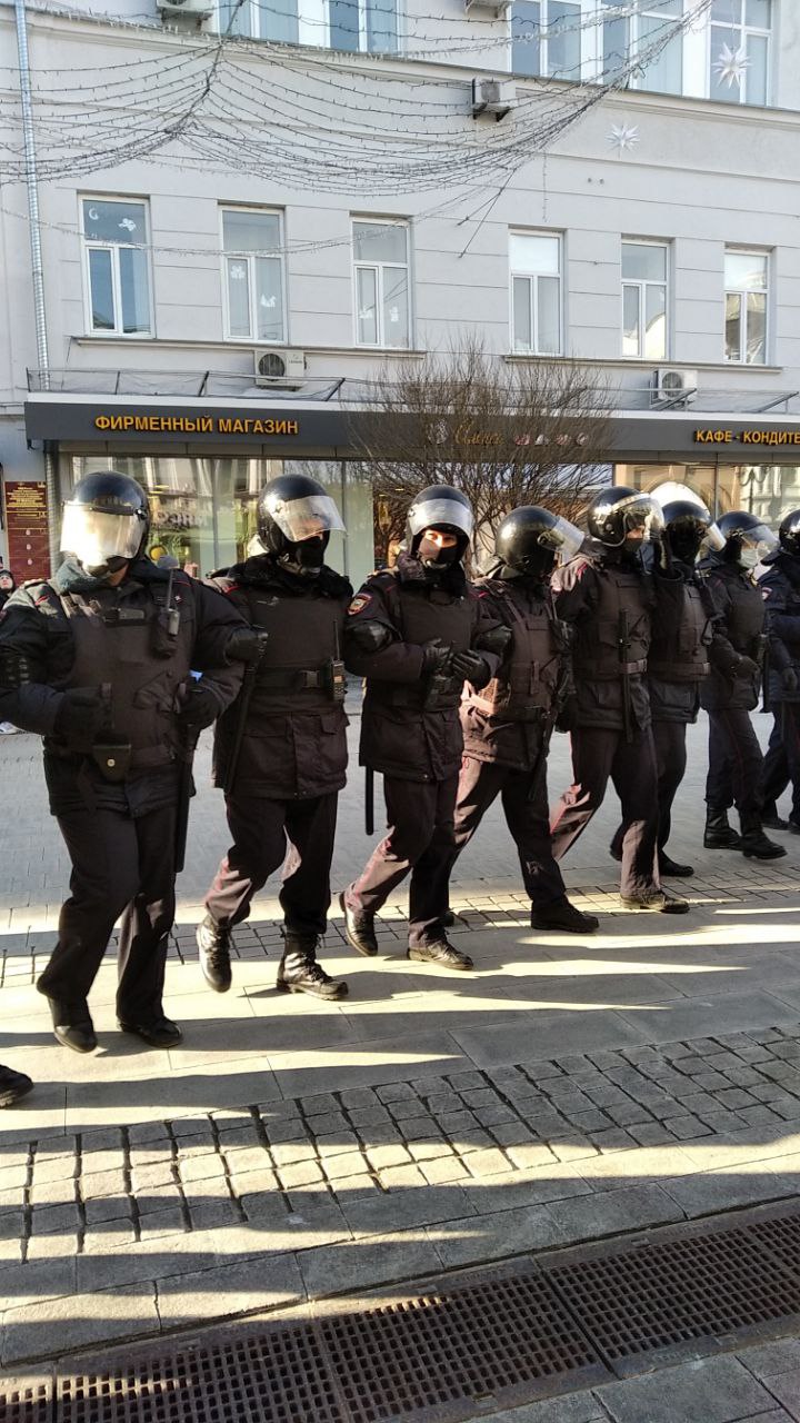 Поменьше из дома выходите»: в Нижнем Новгороде полицейские заставляли 20 девушек  раздеваться догола и приседать