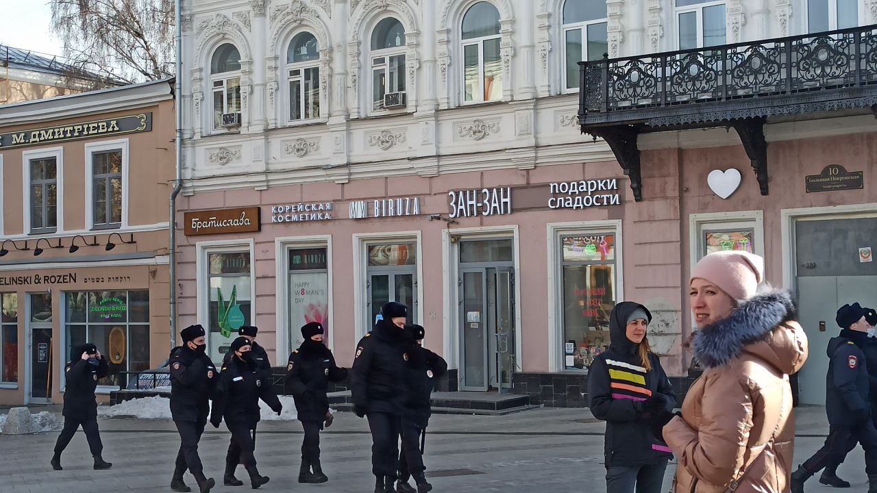 Поменьше из дома выходите»: в Нижнем Новгороде полицейские заставляли 20  девушек раздеваться догола и приседать